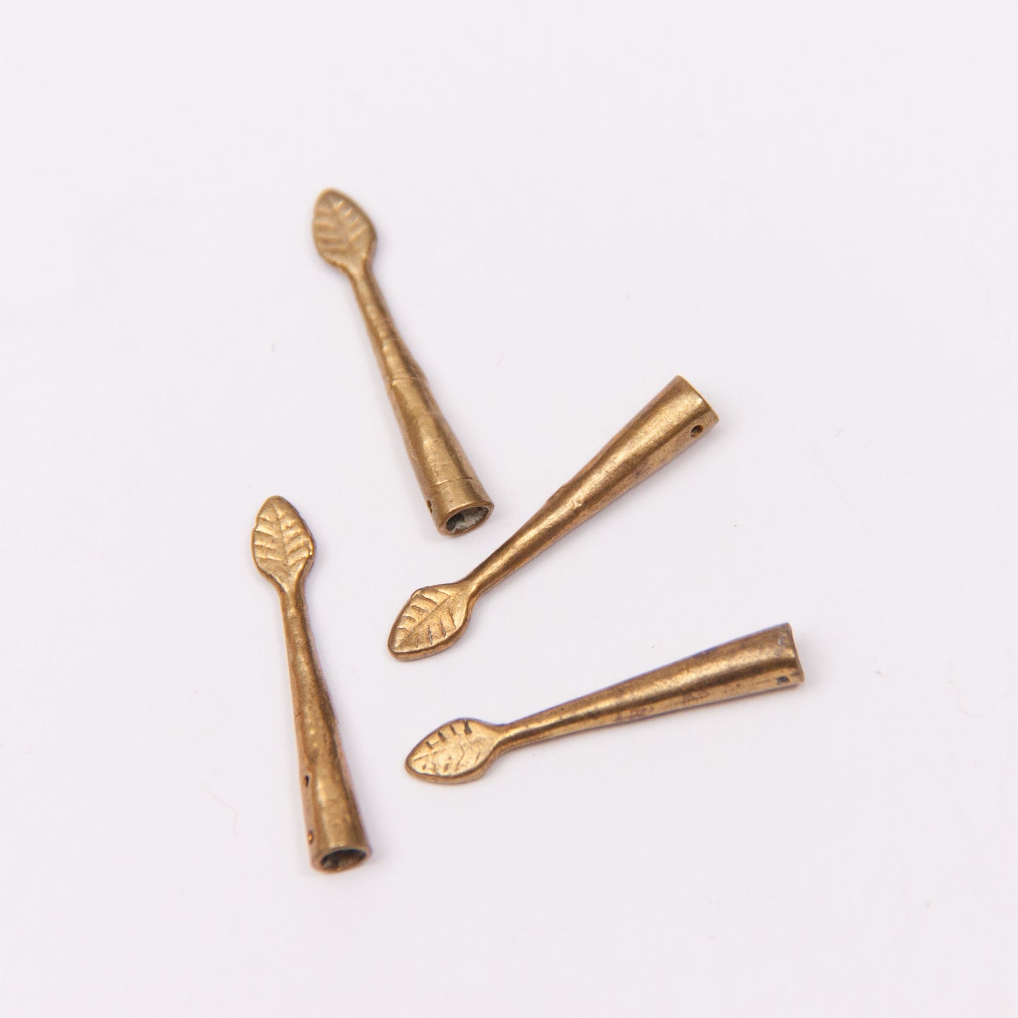 Aglet with leaf top