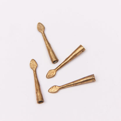 Aglet with leaf top